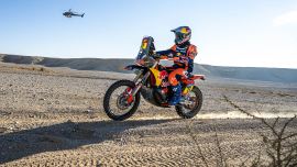 Luciano Benavides von Red Bull KTM Factory Racing hat seinen zweiten Etappensieg in Folge bei der Rallye Dakar 2025 errungen und die neunte Etappe mit fast zwei Minuten Vorsprung beendet.