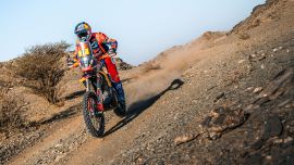 Luciano Benavides von Red Bull KTM Factory Racing zeigte auf der achten Etappe der Rallye Dakar 2025 eine herausragende Leistung und sicherte sich seinen ersten Etappensieg.