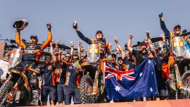Daniel Sanders von Red Bull Factory Racing hat die Rallye Dakar 2025 gewonnen und damit den 20. Sieg von KTM bei der legendären Veranstaltung eingefahren.