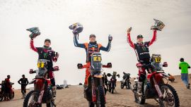 Daniel Sanders von Red Bull KTM Factory Racing hat die Abu Dhabi Desert Challenge gewonnen und seine Führung in der FIM World Rally-Raid Championship 2025 auf 17 Punkte ausgebaut.