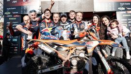 Josep Garcia von Red Bull KTM Factory Racing hat einen beeindruckenden Start in die FIM EnduroGP-Weltmeisterschaft 2025 hingelegt und am ersten Tag in Portugal den EnduroGP-Sieg errungen. 
