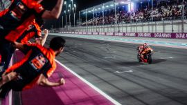 Maverick Viñales fährt in seinem vierten GP in Orange auf P2 auf das Podium, aber eine Reifendruckstrafe wirft ihn eine Stunde nach dem Rennen auf Platz 14 zurück.