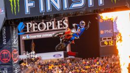 Ein entscheidender Sieg im 250SX East Main Event in Pittsburgh hat dazu geführt, dass Tom Vialle von Red Bull KTM Factory Racing die „Red Plate“ zurückerobert hat.