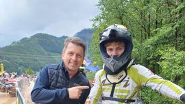 Ein mehr als deutlicher Beweis, dass der Apfel nicht weit vom Stamm fällt und die Begeisterung für das Red Bull Erzbergrodeo über Generationen weiter gegeben wird.
