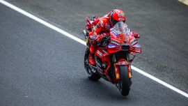Die Fahrer des Ducati Lenovo Teams belegten im Training zum GP von Frankreich die Plätze eins und drei, wobei Marc Márquez den neuen Rundenrekord in Le Mans aufstellte.