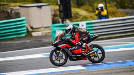 Der Auftakt zur FIM JuniorGP Moto3-Weltmeisterschaft 2025 verlief für Leo mit einem Top-10-Ergebnis in Estoril sehr erfolgreich.