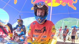 Erst gerade mit dem Endurosport begonnen, steht Jonas im heutigen Startkessel für das Red Bull Erzbergrodeo. Hätte er sich nicht gedacht!