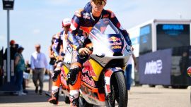 Im Rahmen der MotoGP gastierte der Red Bull MotoGP Rookies Cup am vergangenen Wochenende im spanischen Aragon - Top 5 für Leo nach Sturz-Comeback.