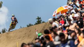 Red Bull KTM Factory Racing setzte seine hervorragende MXGP Saison 2025 mit weiteren herausragenden Ergebnissen auf der historischen Loket Rennstrecke beim Grand Prix der Tschechischen Republik am vergangenen Wochenende fort. 