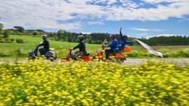 Im Jahr 2026 wird die Vespa 80 Jahre alt und feiert dieses Jubiläum vom 25. bis 28. Juni in Rom mit der größten Party in der Geschichte der legendären Rollermarke. 