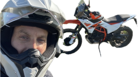 Die neue KTM 390 Adventure R  begeistert mit einem drehfreudigen LC4-Motor, wie man ihn aus den 90ern kennt – nur moderner, kräftiger und laufruhig. Untermotorisiert? Auf keinen Fall. Ob entspannt mit 100 auf der Landstraße oder sportlich mit 130 km/h auf der Autobahn, oder mit voller Drehfreude im Gelände – sie macht überall Spaß.