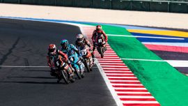 Kaum war das Rookies Cup Finale vorbei, stand Leo schon wieder am Start – diesmal in der Moto3 Junioren-WM. 