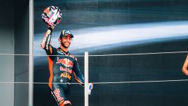 Der Red Bull KTM Tech3-Fahrer kämpfte sich auf den 3. Platz vor und holte sich am Circuit de Barcelona-Catalunya sein erstes Podium in diesem Jahr, Pedro Acosta von Red Bull KTM Factory fährt auf den 4. Platz. 