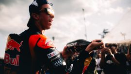 Der Sieg beim japanischen Sprint ging an Pedro Acosta vom Red Bull KTM Factory Racing Team, der beim siebzehnten MotoGP-Rennen am Samstag auf dem Mobility Resort Motegi bei sengender Hitze den 3. Platz belegte. 