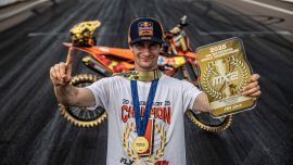 Simon Längenfelder hat die FIM MX2-Motocross-Weltmeisterschaft 2025 gewonnen, nachdem er beim Grand Prix von Australien und dem letzten Rennen der Saison, den 2. Platz belegt hatte.