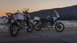 Die Multistrada V4 Rally ist der ideale Begleiter für Langstreckenreisende – dank ihres 30-Liter-Tanks, des adaptiven DSS-EVO-Fahrwerks mit längeren Federwegen, des hohen Komforts für Fahrer und Sozius sowie der Fähigkeit, jedes Terrain zu meistern.