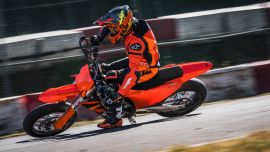 Die KTM 450 SMR, KTMs konkurrenzlose Supermoto für den Rennsport, präsentiert sich für 2026 mit gezielten Optimierungen und neuem Design. Die Zeit läuft bereits.