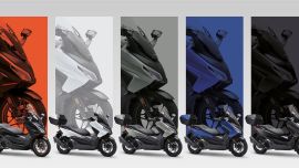 Die beliebte Honda Forza-Rollerfamilie mit 350 und 125 Kubik erhält für das Modelljahr 2026 eine neue Farbpalette und festigt damit den GT-Roller-Status als ultimatives Premium-Transportmittel für die Stadt und darüber hinaus.