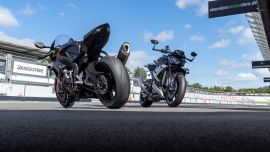 Unter dem Motto „From Circuit to Street“ vereint der Battlax Racing Street RS12 modernste Rennreifen Technologie und bietet damit die höchste Trockenhaftung innerhalb der straßenzugelassenen Battlax Serie. 