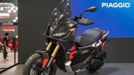 Auf der EICMA 2025 stellt Aprilia den neuen SR GT 400 vor, einen mittelgroßen GT-Roller mit sportlicher DNA. 