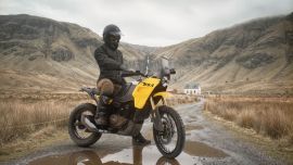 Die neue BSA Thunderbolt, die auf der EICMA 2025 vorgestellt wurde, ist das erste Adventure-Bike der britischen Marke und wird Mitte 2026 auf den Markt kommen. 