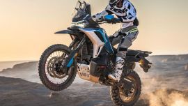 CFMOTO präsentiert auf der EICMA 2025 die 1000MT-X, das neue Flaggschiff der MT-Familie, das für Fahrer entwickelt wurde, die ein großes Adventure-Bike mit ernsthaften Offroad-Fähigkeiten suchen. 