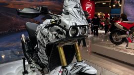 Im Jahr 2022 feierte Ducati sein Debüt in der Welt der Maxi-Enduros mit der Einführung der DesertX, die über ein 21-Zoll-Vorderrad verfügt. Jetzt präsentiert Ducati auf der EICMA 2025 eine Vorschau auf die neue DesertX. 