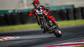 Zwanzig Jahre nach dem Prototyp, der die EICMA 2005 im Sturm eroberte, überarbeitet Ducati sein extremstes Motorrad. 