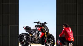 Auf der EICMA 2025 feiert die Diavel V4 RS ihr Debüt als das Ducati-Serienmotorrad mit der schnellsten Beschleunigung. 