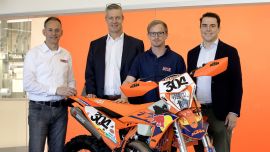 Red Bull KTM Factory Racing freut sich, die Verlängerung seiner langjährigen Partnerschaft mit DHL Express bis 2028 bekannt zu geben und damit die erfolgreiche Zusammenarbeit fortzusetzen, die 2008 begann.