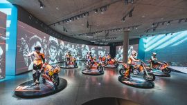 Zum Jahresbeginn 2026 wird die KTM Motohall wieder zur Bühne der internationalen KTM Racing Heroes. Hier treffen Fans auf ihre Helden, erleben exklusive Momente und tauchen ein in die Welt des Motorsports. Motorsportler, die man sonst nur im Fernsehen erlebt, geben sich die Klinke in die Hand – und als Besucher ist man mittendrin.
