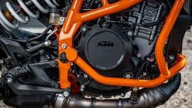 Um Performance und Zuverlässigkeit dauerhaft sicherzustellen, führt KTM ab sofort ein Software-Update für die folgenden Modelle durch: KTM 390 DUKE (Modelljahre 2024–2026), KTM 390 ENDURO R, SMC R, ADVENTURE R und ADVENTURE X (Modelljahre 2025–2026).