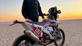 Kurz vor dem Start der Rally Dakar 2026 spricht der 25-jährige deutsche Rallyefahrer Maxi Schek im Interview mit Manuel Schad (SWT Sports) offen über seinen Weg in den Motorsport, seine Vorbereitung, die enormen Kosten und die mentalen sowie technischen Herausforderungen der härtesten Rally der Welt.