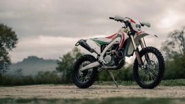 Die italienische Edel-Schmiede Bimota meldet sich mit einem spektakulären Neuzugang im Offroad-Segment zurück: der BX450, einem kompromisslosen Enduro-Bike, das Racing-Gene von Kawasaki mit italienischer Handwerkskunst verbindet.