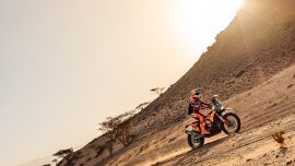 Luciano Benavides vom Red Bull KTM Factory Racing Team hat auf der 12. Etappe der Rallye Dakar 2026 eine starke Leistung gezeigt und als Zweitschnellster das Ziel erreicht.
