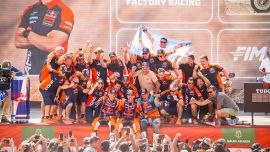 Benavides holt den unglaublichen Gesamtsieg, Canet den Etappensieg und der verletzte Sanders holt unter Schmerzen den 5. Gesamtrang - eine außergewöhnliche Dakar-Saison, die von Durchhaltevermögen, Überzeugung und unermüdlicher Entschlossenheit des Red Bull KTM Teams geprägt war.