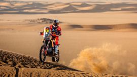 Schareina holt Etappensieg - der größte Profiteur des Tages ist dennoch der Titelverteidiger. Daniel Sanders kam trotz gemeinsamer Navigationsprobleme mit Teamkollege Luciano Benavides vergleichsweise glimpflich davon und übernahm erneut die Führung in der Gesamtwertung.