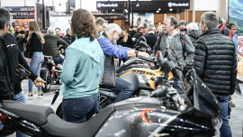Das Wichtigste Motorradevent des Jahres bringt alles auf die Strecke, was zwei Räder und Leidenschaft verbindet – vom wendigen City-Scooter über leistungsstarke E-Mobilität bis hin zum kompromisslosen Superbike, vom urbanen Pendler bis zum puren Adrenalin-Junkie.