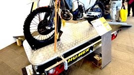 Der kompakte HUMER Motorradanhänger. Praktisch, wertig, fair kalkuliert – und aktuell ein echtes Schnäppchen für Fahrer, die ihr Bike unkompliziert und sicher transportieren wollen.