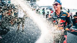 Pedro Acosta und Red Bull KTM Factory Racing gewannen den ersten Sprint der MotoGP-Saison 2026 nach einem spannenden 13-Runden-Rennen in Thailand.