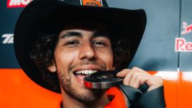 Enea Bastianini fährt ein hervorragendes Rennen und überquert die Ziellinie als Vierter, wird aber auf den dritten Platz vorgerückt, nachdem Pedro Acosta von Red Bull KTM Factory Racing eine Strafe wegen zu hohen Reifendrucks erhalten hat.