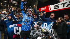 Der Star von Husqvarna Factory Racing sichert sich den Indoor-Titel bereits eine Runde vor Saisonende.