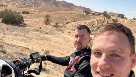 Gelungener Start für das niederösterreichische Team bei der Kini Oasis Rallye 2026: Gleich am ersten Wertungstag setzen Fabian Rabo und Lukas Misch ein deutliches sportliches Ausrufezeichen in der Motorradwertung. Matthias Walkner leise auf Platz unterwegs.