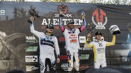 Manuel Lettenbichler vom Red Bull KTM Factory Racing Team hat seine Saison in der FIM Hard Enduro-Weltmeisterschaft 2026 mit einem Sieg auf dem anspruchsvollen Kurs von Alestrem in Frankreich erfolgreich eröffnet. 