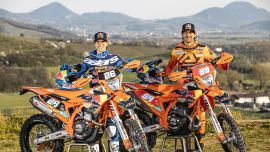 Red Bull KTM Factory Racing geht mit einem außergewöhnlich starken Fahrergespann in die FIM EnduroGP-Weltmeisterschaft 2026: Titelverteidiger Josep Garcia und Andrea Verona treten gemeinsam für das Team an, das erneut auf Erfolgskurs in der höchsten Enduro-Kategorie ist. 