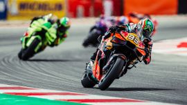 Nach zwei roten Flaggen und einem auf die halbe Distanz verkürzten Rennen war Brad Binder vom Red Bull KTM Factory Racing Team mit Platz 7 der bestplatzierte Fahrer.