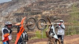 Kein Vergleich, sondern die direkte Gegenüberstellung zweier der modernsten Strombikes am internationalen Markt, wo die Unterschiede gerade für den Einsatz rund um das kommende Red Bull Erzbergrodeo kaum größer sein könnten. 