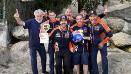 Manuel Lettenbichler vom Red Bull KTM Factory Racing Team zeigte beim zweiten Lauf der FIM Hard-Enduro-Weltmeisterschaft 2026 eine makellose Leistung, holte sich den Sieg beim Extreme XL Lagares in Portugal und sicherte sich an allen drei Wettkampftagen die volle Punktzahl.