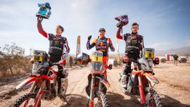 Daniel Sanders vom Red Bull KTM Factory Racing Team hat in Argentinien eine souveräne Leistung gezeigt und sich den Gesamtsieg beim Desafío Ruta 40, dem dritten Lauf der FIM Rallye-Raid-Weltmeisterschaft 2026, gesichert.