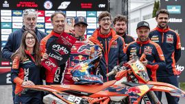 Josep Garcia und Andrea Verona vom Red Bull KTM Factory Racing Team lieferten beim dritten Lauf der FIM EnduroGP-Weltmeisterschaft 2026 in Finnland ein perfektes Wochenende ab: Sie belegten an beiden Renntagen die ersten beiden Plätze in der EnduroGP-Klasse und sicherten sich zudem jeweils einen Doppelsieg in ihrer Klasse.